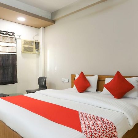 Oyo 43851 Hotel Virasat Māndu Extérieur photo