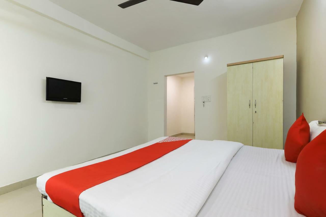 Oyo 43851 Hotel Virasat Māndu Extérieur photo