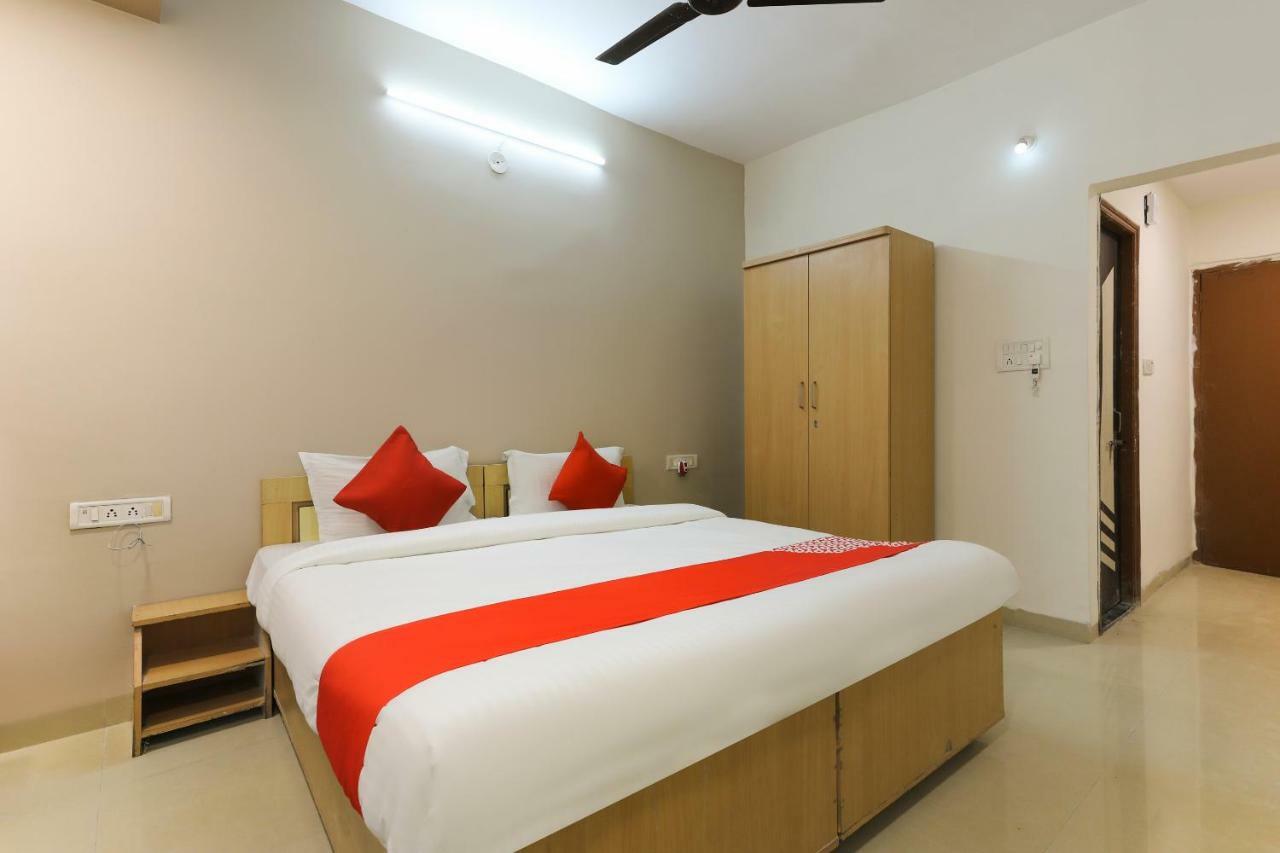 Oyo 43851 Hotel Virasat Māndu Extérieur photo