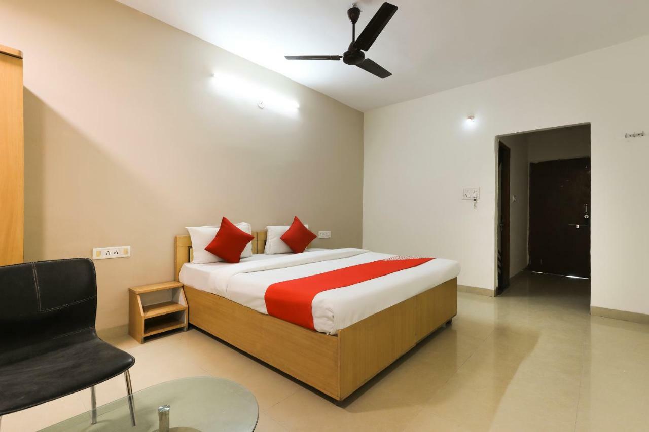 Oyo 43851 Hotel Virasat Māndu Extérieur photo