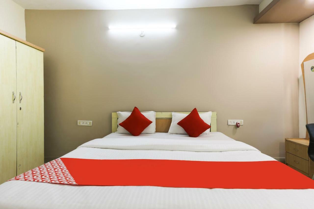 Oyo 43851 Hotel Virasat Māndu Extérieur photo