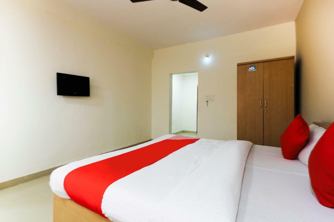 Oyo 43851 Hotel Virasat Māndu Extérieur photo