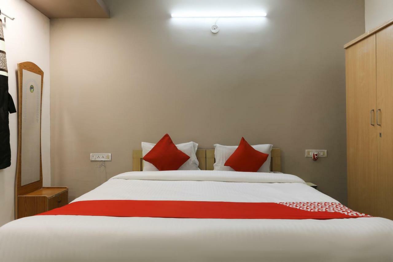 Oyo 43851 Hotel Virasat Māndu Extérieur photo