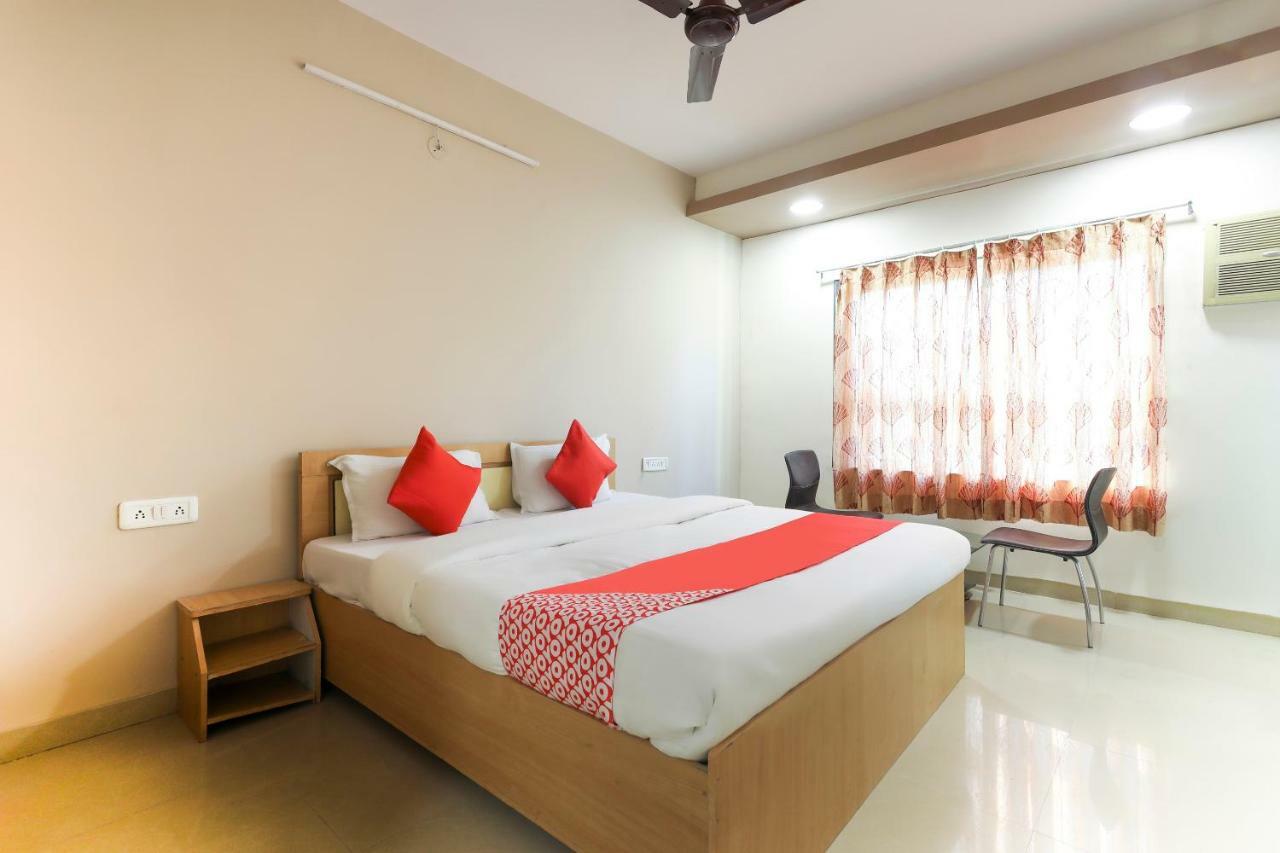 Oyo 43851 Hotel Virasat Māndu Extérieur photo