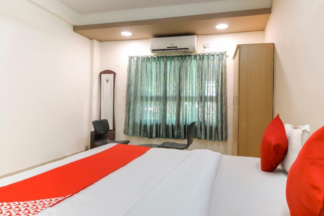 Oyo 43851 Hotel Virasat Māndu Extérieur photo