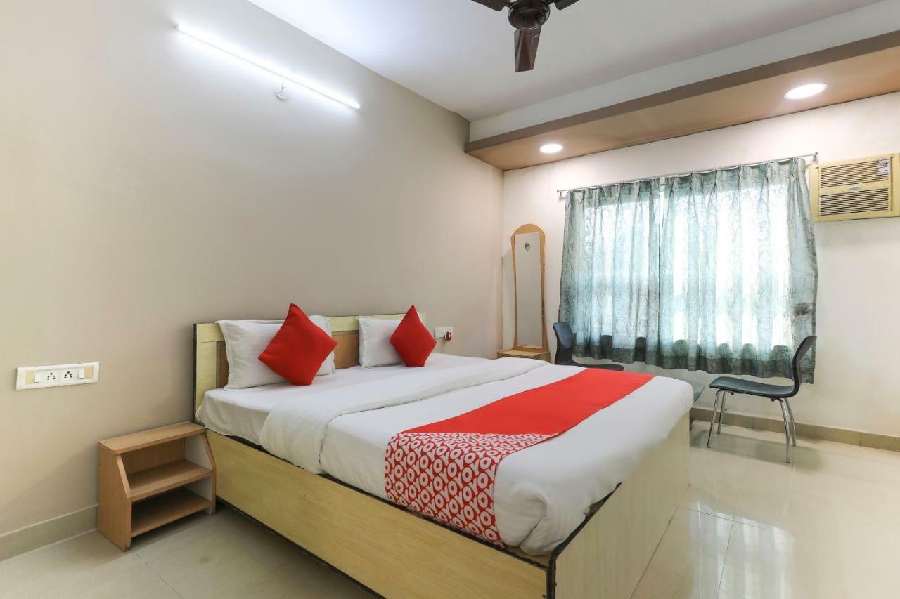 Oyo 43851 Hotel Virasat Māndu Extérieur photo