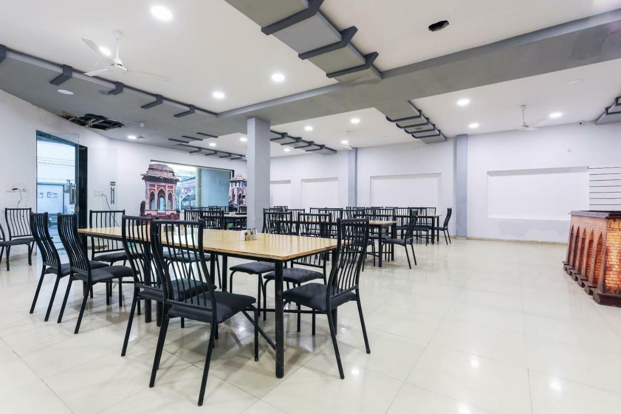 Oyo 43851 Hotel Virasat Māndu Extérieur photo