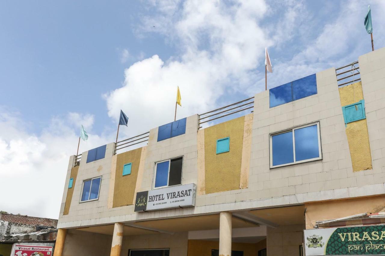 Oyo 43851 Hotel Virasat Māndu Extérieur photo