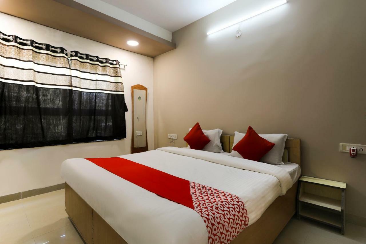 Oyo 43851 Hotel Virasat Māndu Extérieur photo