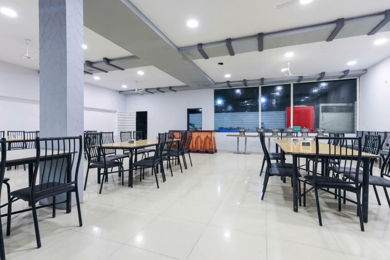 Oyo 43851 Hotel Virasat Māndu Extérieur photo