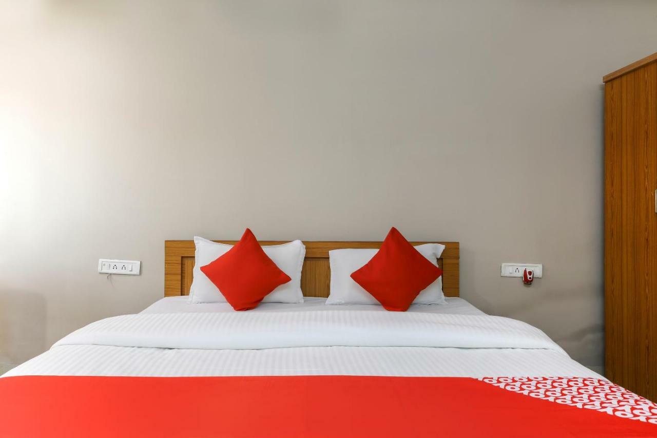 Oyo 43851 Hotel Virasat Māndu Extérieur photo