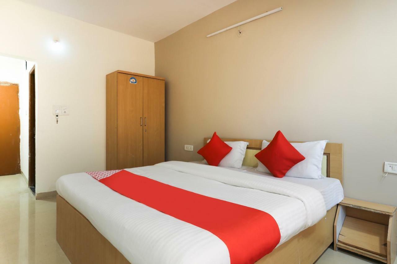 Oyo 43851 Hotel Virasat Māndu Extérieur photo