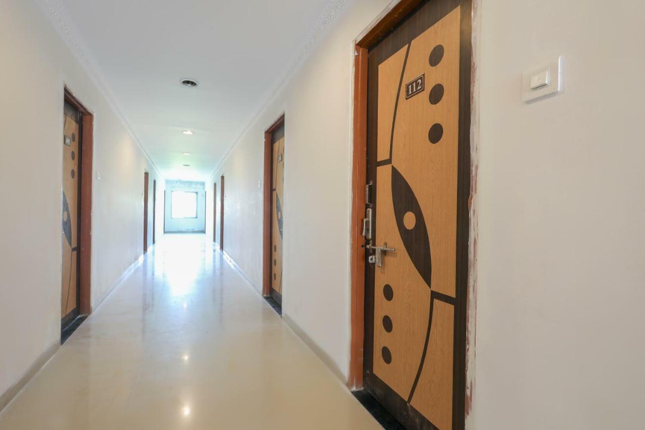 Oyo 43851 Hotel Virasat Māndu Extérieur photo