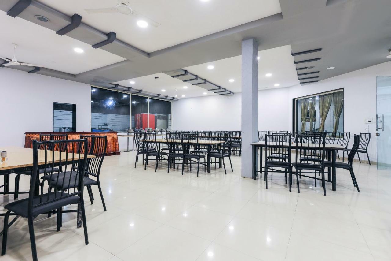 Oyo 43851 Hotel Virasat Māndu Extérieur photo